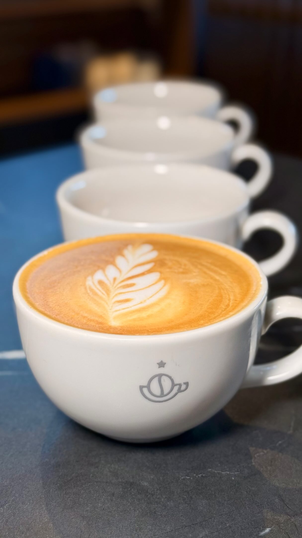 Café con latte art servido en una taza de Rincón Dulce